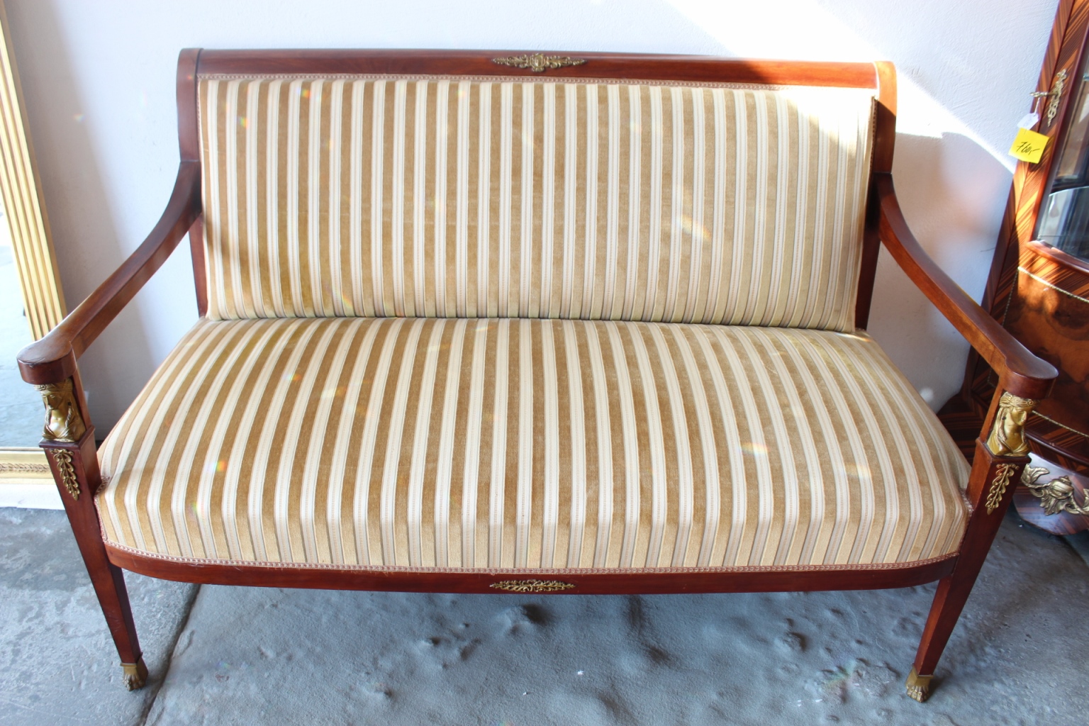 Sofa mit Bronzebeschlägen im Empire-Stil